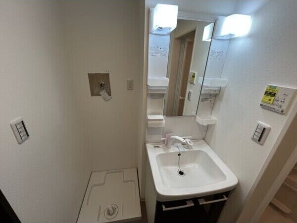 物件内観写真6　(広い洗面スペース)