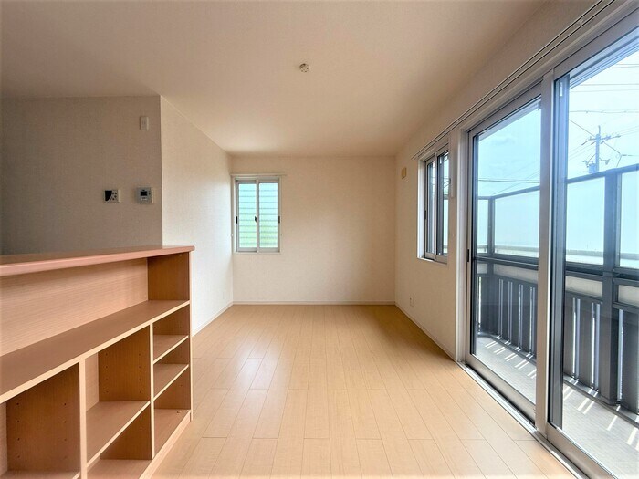 物件内観写真3　(ゆったりとした居間です)