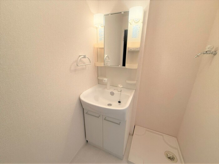 物件内観写真6　(ゆったりとスペースのある洗面所)