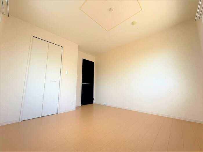 物件内観写真10　(開放的な寝室です)