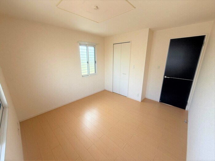 物件内観写真18　(落ち着いた色調の洋室です)