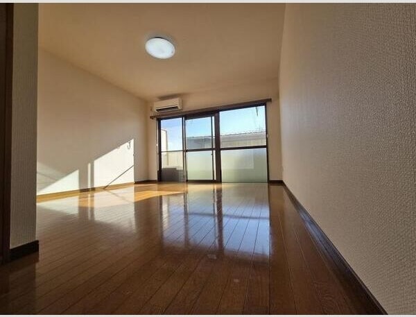 物件内観写真3　(こちらのリビングで趣味の時間をお楽しみください)