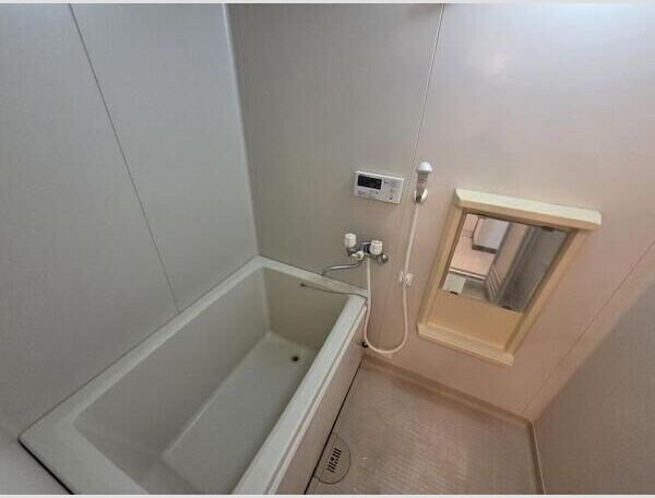 物件内観写真5　(日々の疲れを癒すお風呂付です)