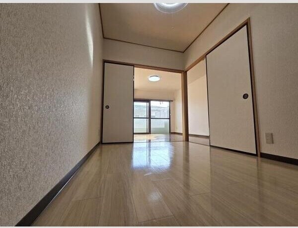 物件内観写真8　(落ち着いた色調の寝室です)