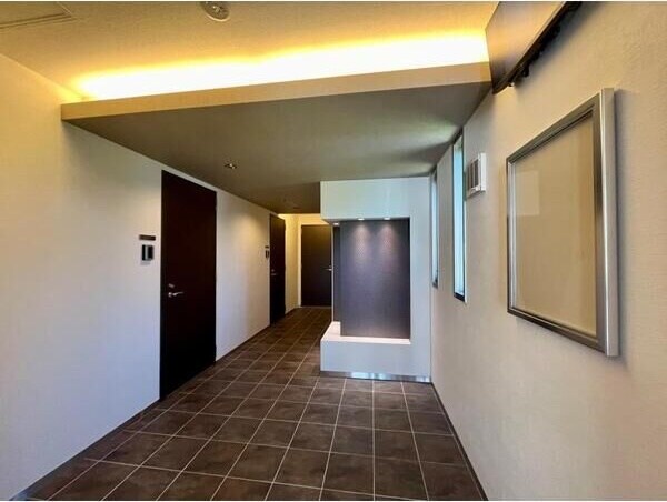 物件外観写真3　(ゆとりのあるエントランスです)