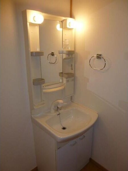 物件内観写真6　(独立洗面台、朝の身支度には欠かせません)