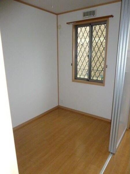 物件内観写真7　(広くて明るい寝室)