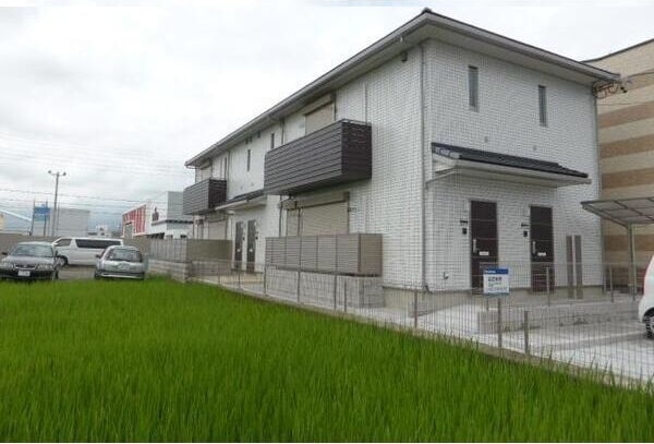 物件外観写真1　(外観もきれいです)