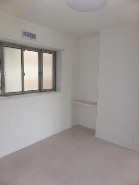 物件内観写真5　(落ち着いた色調の寝室です)