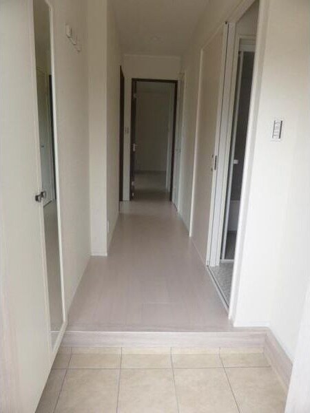 物件内観写真6　(シンプルで使いやすい玄関です)