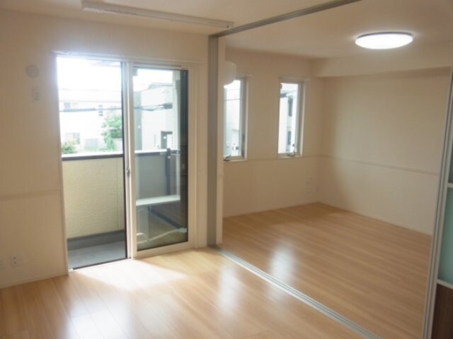 物件内観写真2　(使いやすいリビングです)