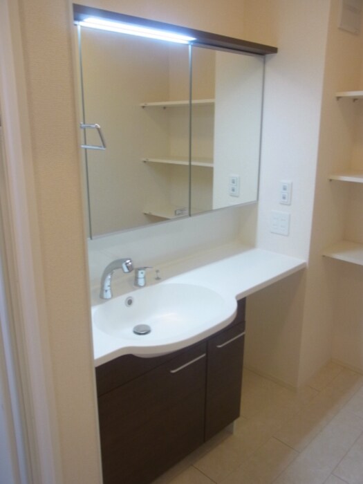 物件内観写真5　(脱衣スペースもあります)