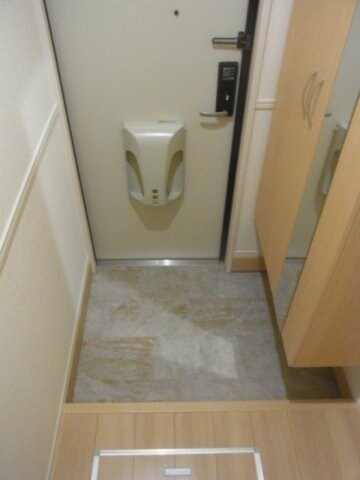 物件内観写真10　(収納もある玄関です)