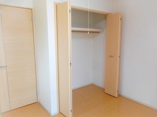 物件内観写真10　(収納豊富です)