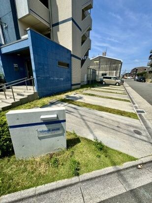 物件外観写真4　(駐車場に車を止められます)