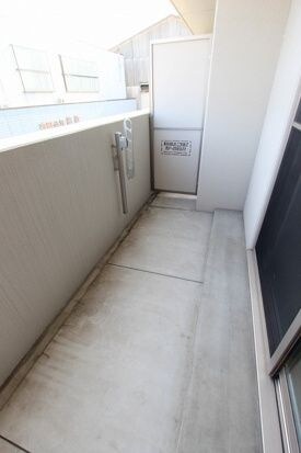 物件内観写真16　(外からの目が気にならないバルコニーで洗濯物が干せます)