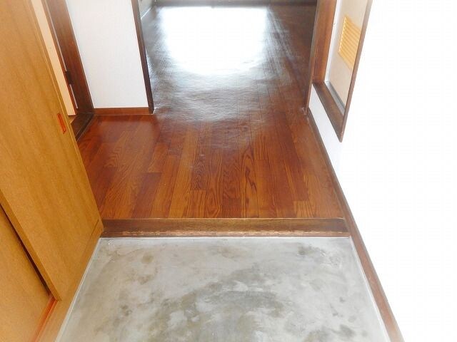 物件内観写真11　(ゆったりとした玄関です)