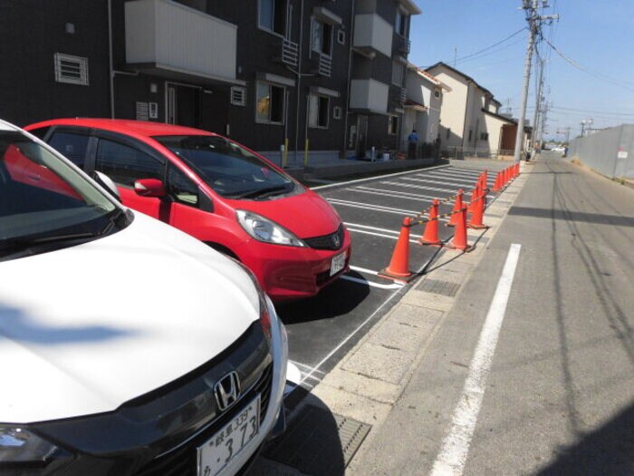 物件外観写真3　(駐車場に車を止められます)