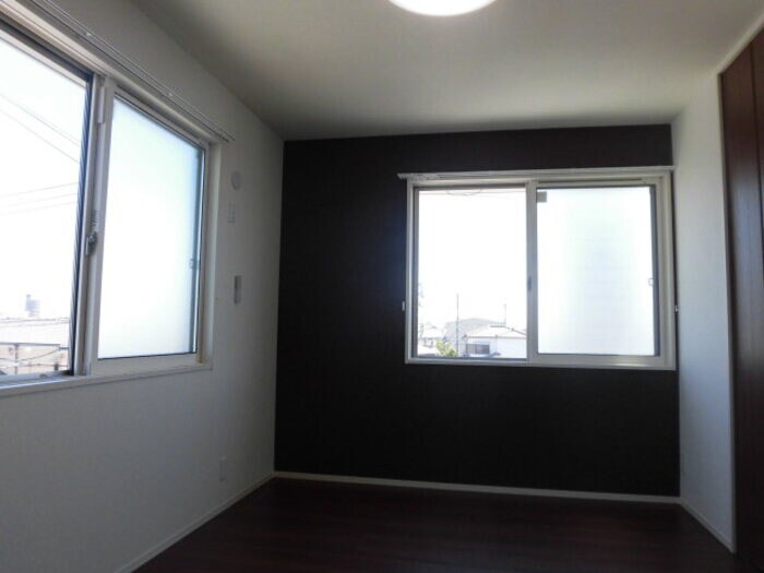 物件内観写真10　(開放的な寝室です)