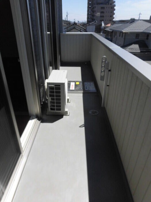 物件内観写真13　(お洗濯にも便利なバルコニー付き)