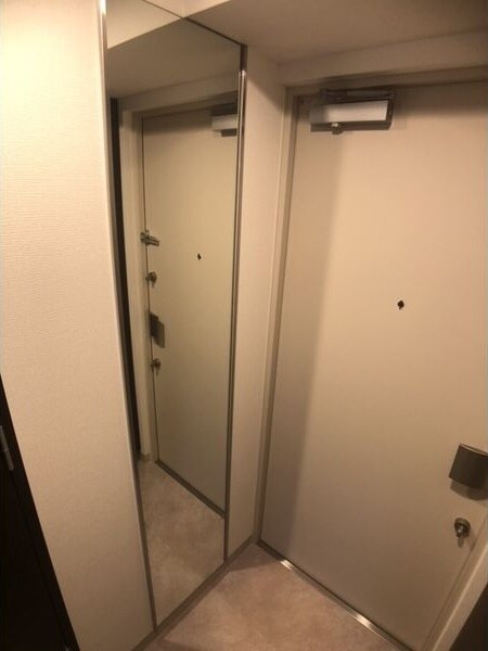 物件内観写真13　(ゆったりとした玄関です)