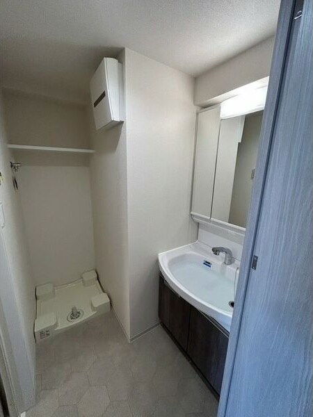 物件内観写真5　(ゆったりとスペースのある洗面所)