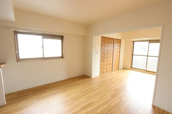 物件内観写真6　(こちらのリビングで趣味の時間をお楽しみください)