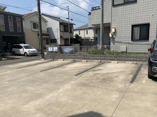 物件外観写真3　(駐車場完備です)