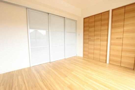 物件内観写真14　(開放的な寝室です)