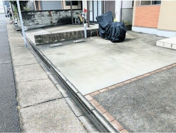 物件外観写真3　(車をお持ちの方に嬉しい駐車場付きの物件です)