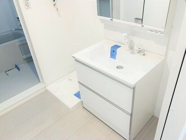 物件内観写真8　(独立洗面化粧台が付いています)