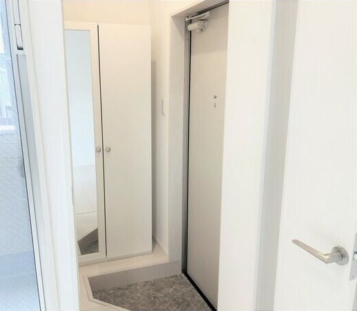 物件内観写真12　(明るい玄関です)