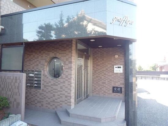 物件外観写真3　(落ち着いたエントランスです)