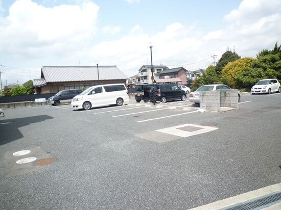 物件外観写真4　(車をお持ちの方に嬉しい駐車場付きの物件です)