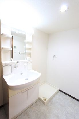 物件内観写真8　(広い洗面スペース)