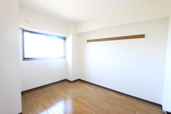 物件内観写真11　(使い勝手のいい寝室です)