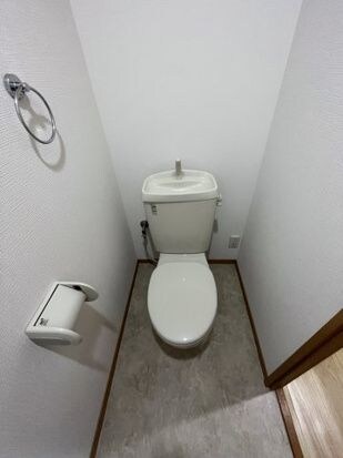 物件内観写真8　(シンプルで使いやすいトイレです)