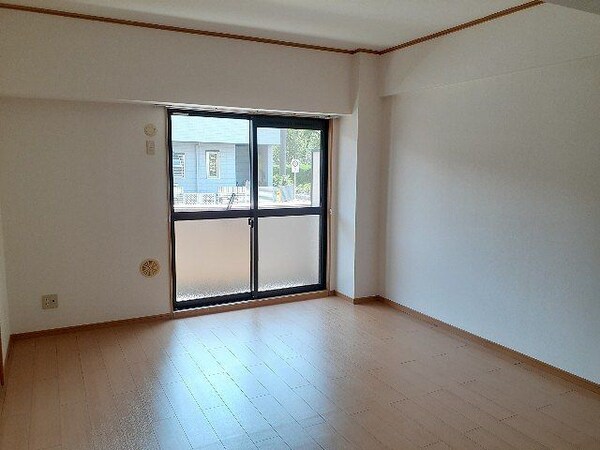 居室(使いやすいリビングです)