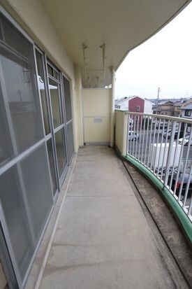 物件内観写真12　(お洗濯にも便利なバルコニー付き)