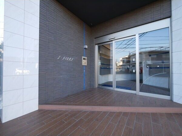 物件外観写真2　(ゆとりのあるエントランスです)