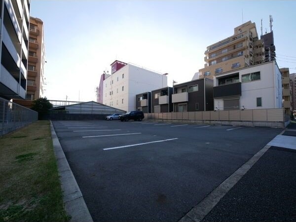 物件外観写真3　(駐車場に車を止められます)