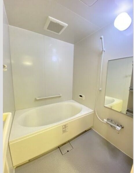 物件内観写真5　(日々の疲れを癒すお風呂付です)