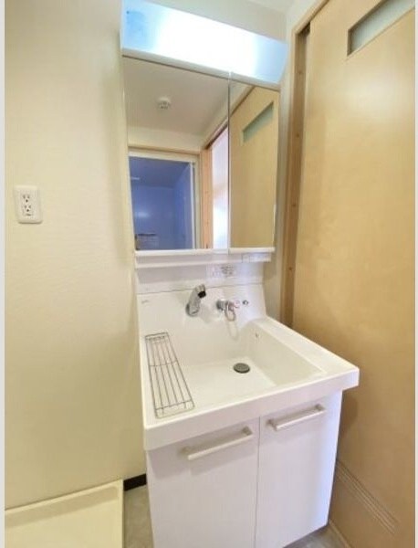 物件内観写真6　(独立洗面台、小物を置くことができて便利です)