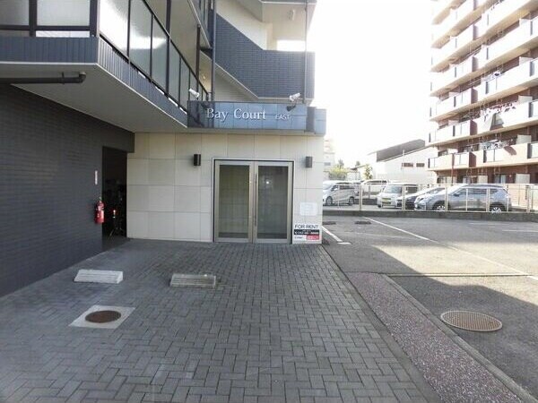 物件外観写真4　(落ち着いたエントランスです)