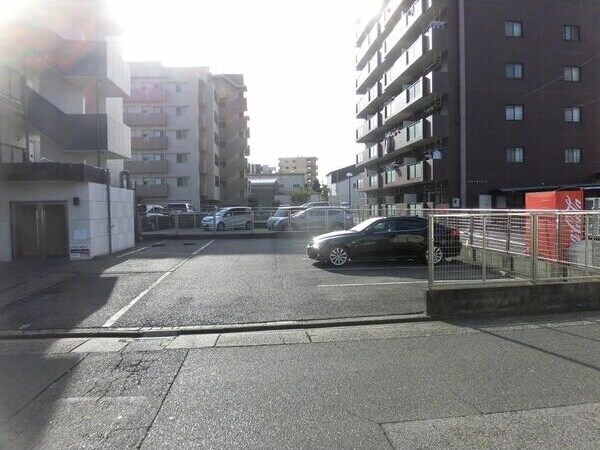 物件外観写真5　(駐車スペースもあります)