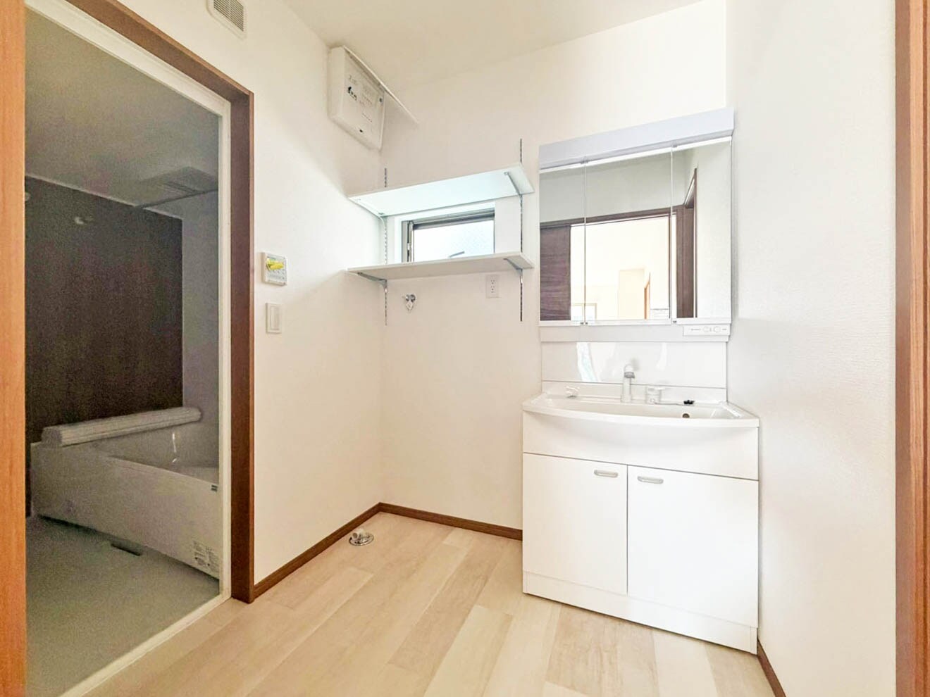 物件内観写真7　(脱衣スペースもあります)