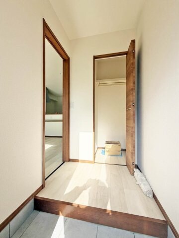 物件内観写真10　(明るい玄関です)