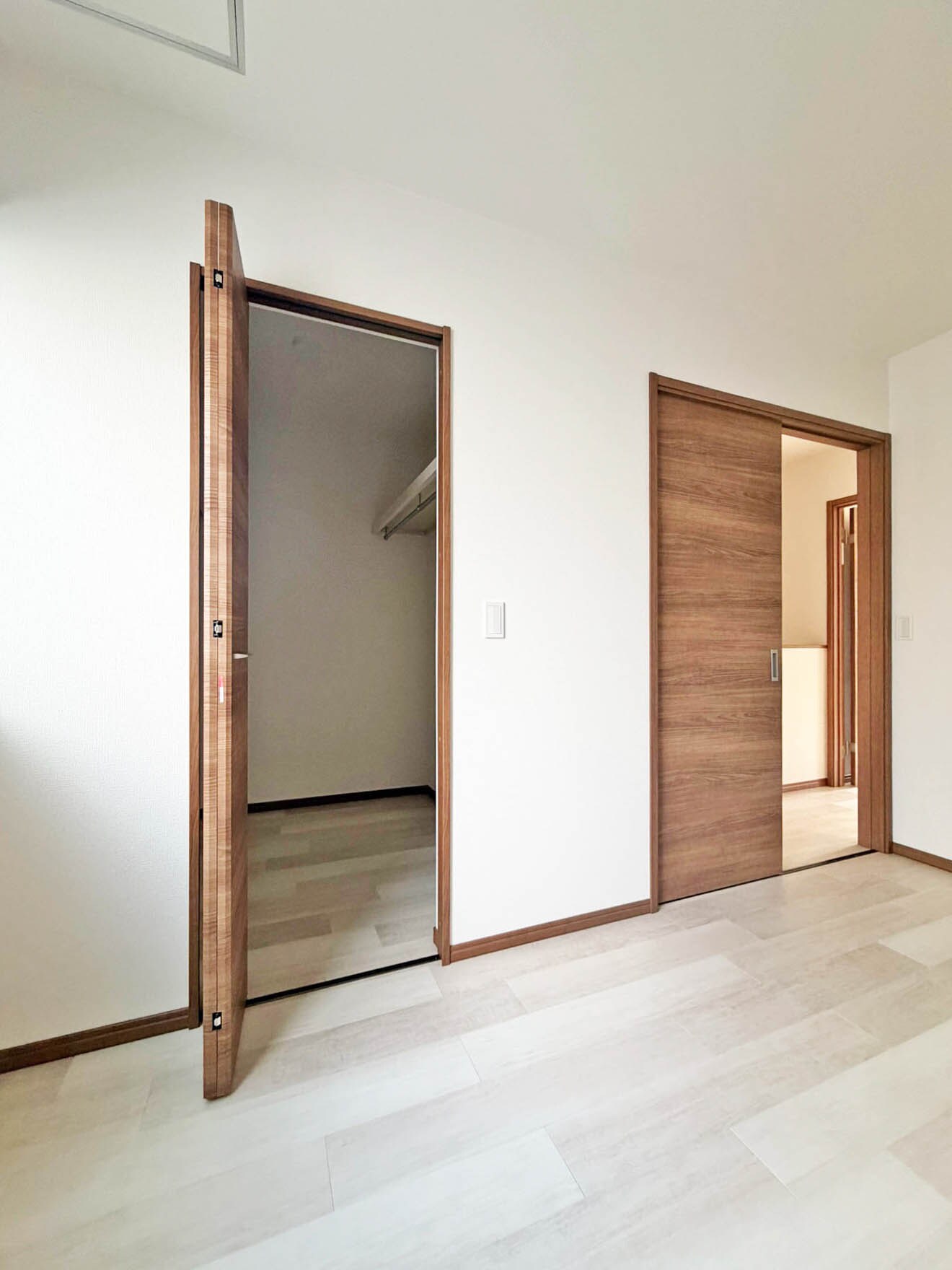 物件内観写真12　(大きなスペースがあり、収納には困りません)