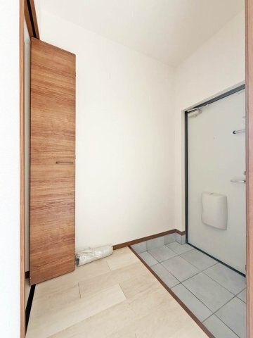 物件内観写真15　(ゆったりとした玄関です)