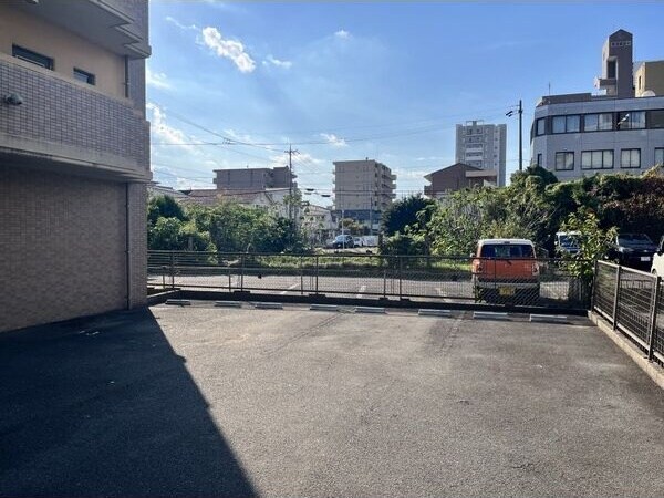 物件外観写真7　(駐車スペースもあります)